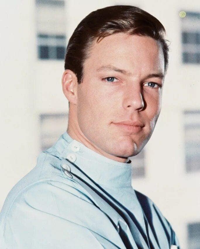 “The 60s Heartthrob Turns 88!” Explore Richard Chamberlain’s Life, Untold Secrets, and His Unforgettable Rise to Fame